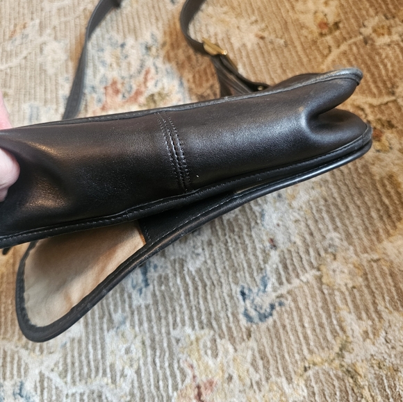 Vintage Coach 9718 Black Legacy Flap Saddle Shoulder, excellent condition - Picture 8 of 9